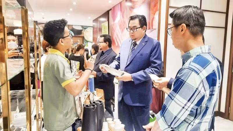 Inversionistas de inversión extranjera directa examinan productos alimenticios expuestos en el Centro de Promoción del Comercio y la Inversión de Ciudad Ho Chi Minh. (Foto: nhandan.vn)