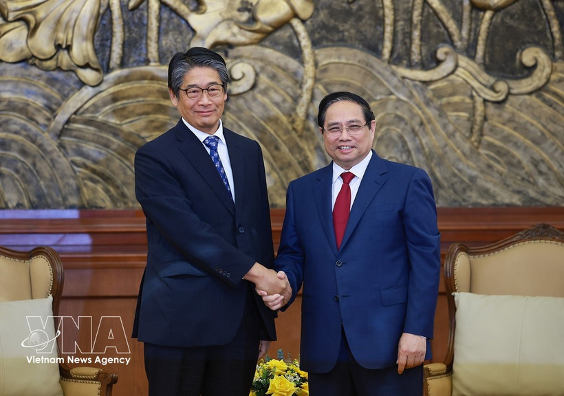 El primer ministro Pham Minh Chinh (derecha) y el embajador de Japón en Vietnam, Ito Naoki. (Foto: VNA)