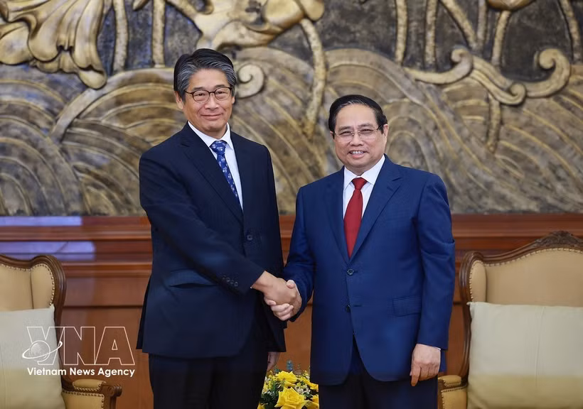 El primer ministro Pham Minh Chinh (derecha) y el embajador de Japón en Vietnam, Ito Naoki. (Foto: VNA)