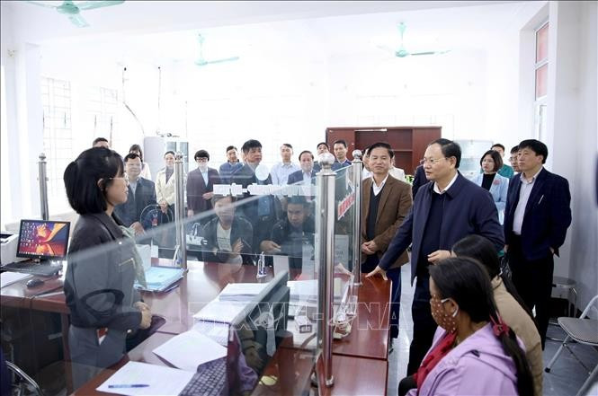 El secretario del Comité del Partido en Lai Chau, Le Minh Ngan, inspecciona el funcionamiento del modelo de gobierno local de dos niveles en la provincia. (Foto: VNA)