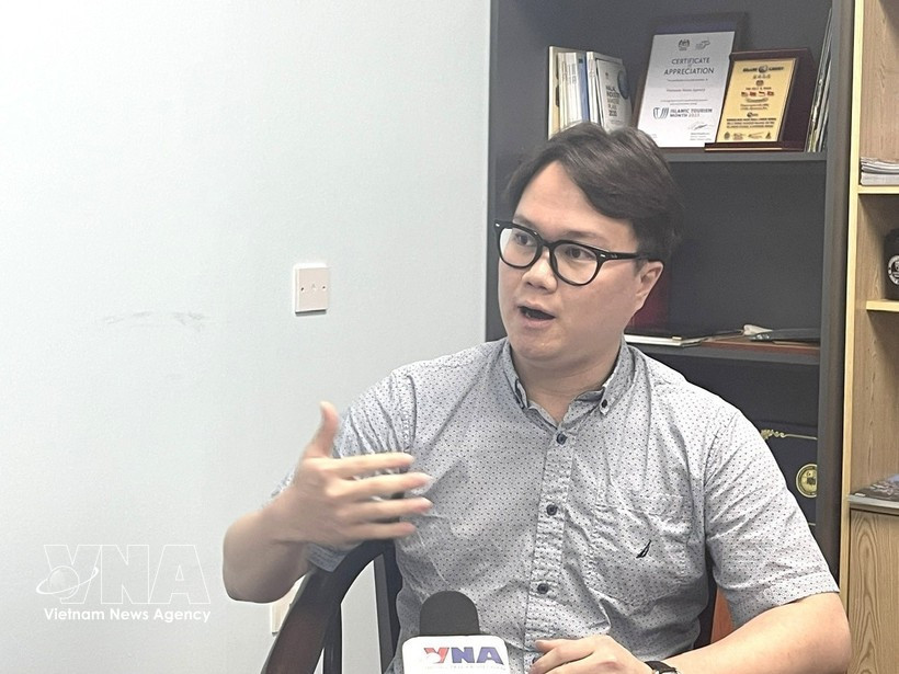 El investigador Enzo Sim Hong Jun, radicado en Malasia, concede una entrevista a la Agencia Vietnamita de Noticias. (Foto: VNA)