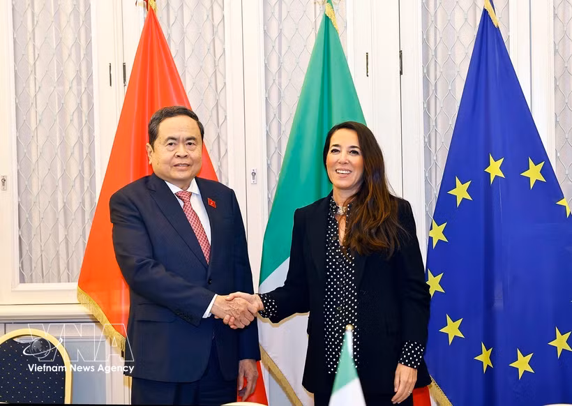 El presidente de la Asamblea Nacional de Vietnam, Tran Thanh Man, sostuvo la tarde del 14 de abril (hora local) en Roma un encuentro con la vicepresidenta del Senado de Italia, Licia Ronzulli. (Fuente: VNA)