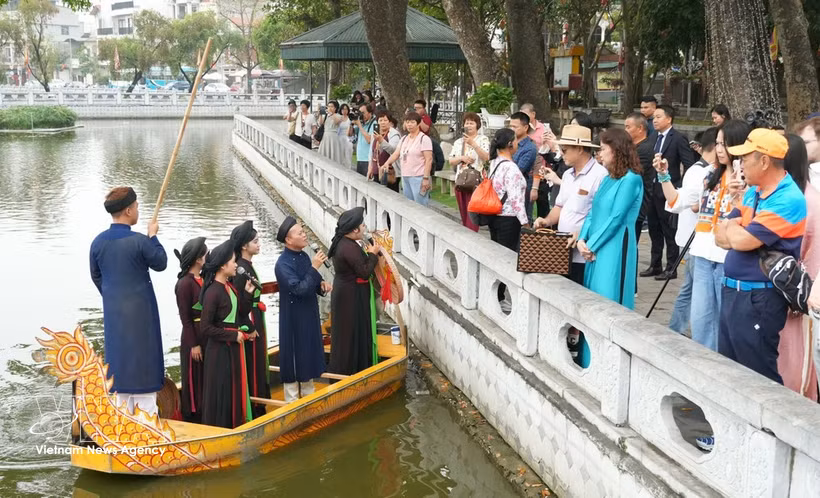 Las atracciones turísticas de Bac Ninh atraen a grandes multitudes tras el lanzamiento del exitoso videoclip "Bac Bling". (Foto: VNA)