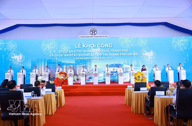 El primer ministro Le Minh Hung y su delegación inauguran la construcción de proyectos de viviendas de alquiler y cinco líneas de metro en Hanoi. (Fuente: VNA)