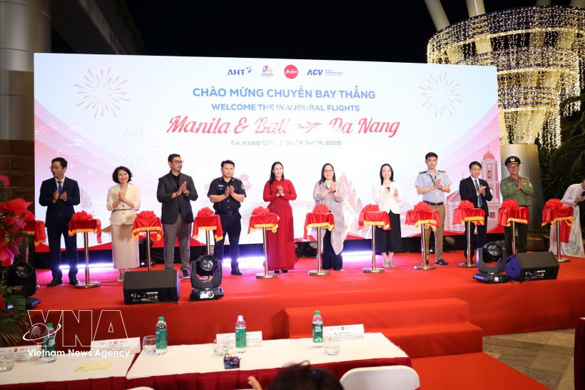 Líderes y delegados de la ciudad de Da Nang en la ceremonia de inauguración de dos nuevas rutas aéreas internacionales desde Manila y Bali a Da Nang. (Foto: VNA)