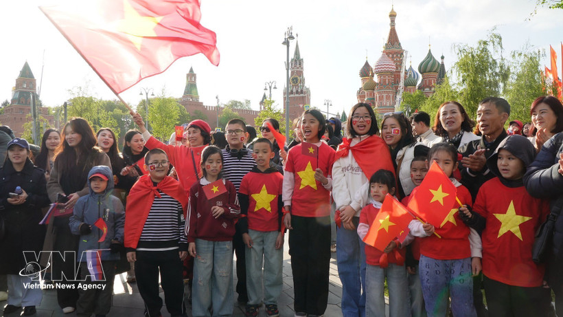Comunidad vietnamita en Rusia se reúne para dar la bienvenida a la delegación del Ejército Popular de Vietnam en la Plaza Roja. (Fuente: VNA)