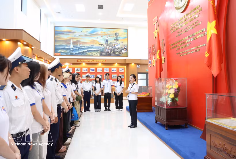 Las actividades experienciales en Khanh Hoa ayudan a los jóvenes vietnamitas residentes en el extranjero a comprender mejor la historia y las tradiciones de su país. Foto: VNA