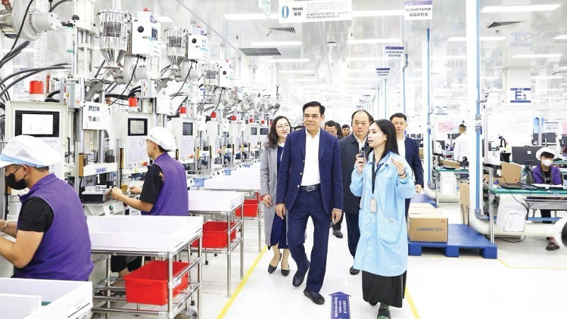 Una delegación del Comité Popular provincial de Nghe An inspecciona la producción y las actividades comerciales en el Parque Industrial, Urbano y de Servicios VSIP de Nghe An. (Foto: nhandan.vn)