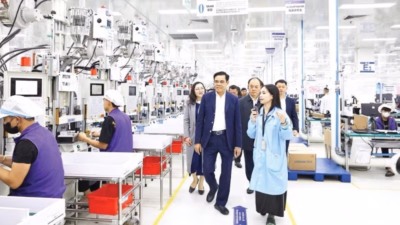Una delegación del Comité Popular provincial de Nghe An inspecciona la producción y las actividades comerciales en el Parque Industrial, Urbano y de Servicios VSIP de Nghe An. (Foto: nhandan.vn)
