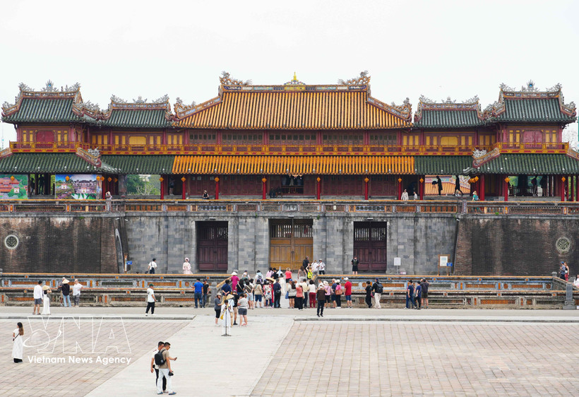 Numerosos visitantes recorren la Puerta Ngo Mon, en la Ciudadela Imperial de Hue. (Fuente: VNA)