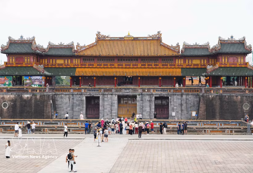 Numerosos visitantes recorren la Puerta Ngo Mon, en la Ciudadela Imperial de Hue. (Fuente: VNA)