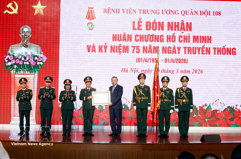El secretario general del Partido Comunista de Vietnam, To Lam, entrega la Orden Ho Chi Minh al Hospital Militar Central 108. (Foto: VNA)