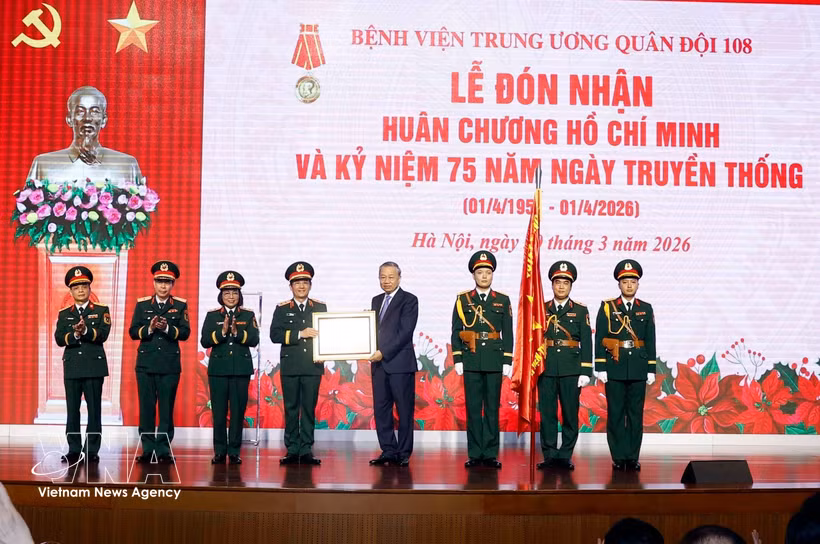 El secretario general del Partido Comunista de Vietnam, To Lam, entrega la Orden Ho Chi Minh al Hospital Militar Central 108. (Foto: VNA)