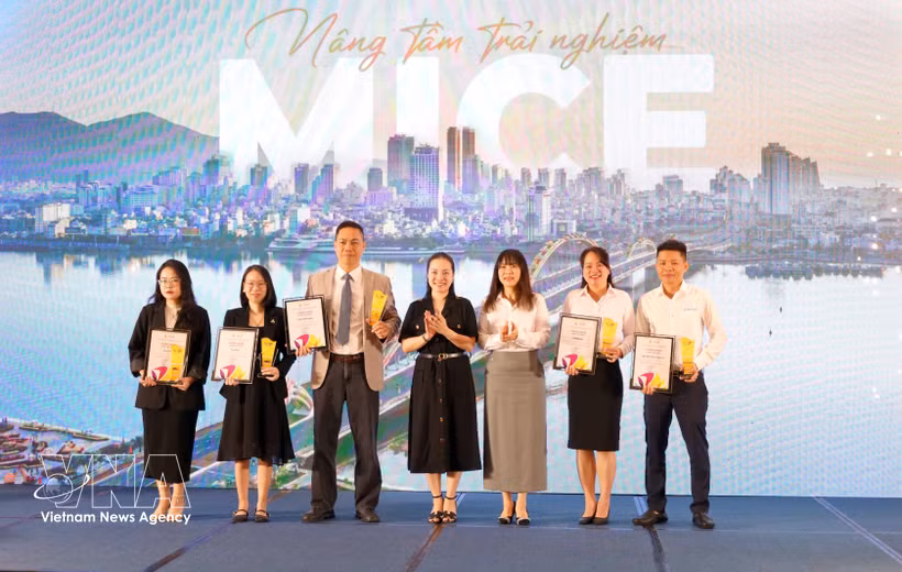 La ciudad de Da Nang otorgó el premio “MICE – The Rising Wave” a destacadas empresas del sector turístico en reconocimiento a su contribución a la atracción de turistas MICE a Da Nang. (Foto: VNA)