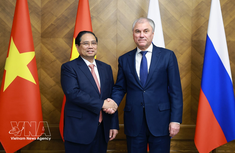 El primer ministro vietnamita, Pham Minh Chinh (izquierda), se reúne con el presidente de la Duma Estatal rusa, Vyacheslav Volodin, en Moscú el 24 de marzo. (Foto: VNA)