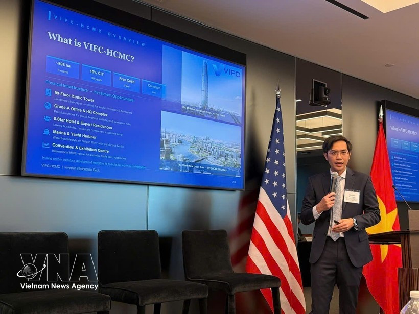 El profesor asociado y doctor Nguyen Huu Huan, vicepresidente del Consejo Ejecutivo del VIFC en Ciudad Ho Chi Minh, interviene en las conversaciones empresariales entre Vietnam y Estados Unidos celebradas el 23 de marzo en Nueva York. (Foto: VNA)