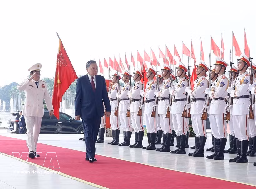 El secretario general del Partido y presidente del Estado, To Lam, pasa revista a la guardia de honor de la Fuerza de Seguridad Popular. (Foto: VNA) 