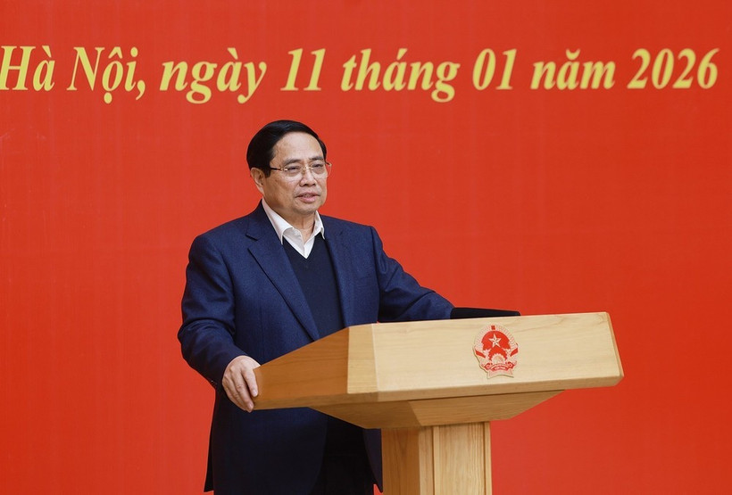 El miembro del Buró Político y secretario del Comité del Partido del Gobierno, el primer ministro Pham Minh Chinh, habla en la conferencia. (Foto: VNA)