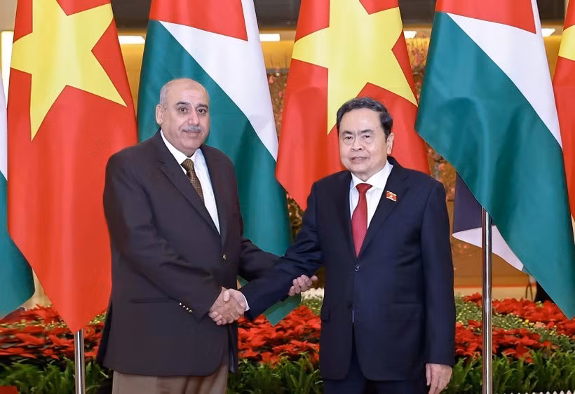 El presidente de la Asamblea Nacional, Tran Thanh Man (derecha), y el titular de la Cámara de Representantes de Jordania, Mazen Turki El Qadi. (Foto: VNA)