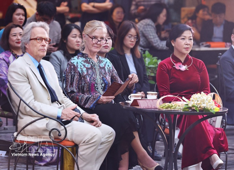 Ngo Phuong Ly (derecha), esposa del Secretario General del Paảtido Comunista, To Lam, y el Duque de Richmond Charles Henry Gordon-Lennox y su esposa disfrutan de té vietnamita y actuaciones especiales en el Museo Nacional de Bellas Artes de Vietnam. (Foto: VNA)
