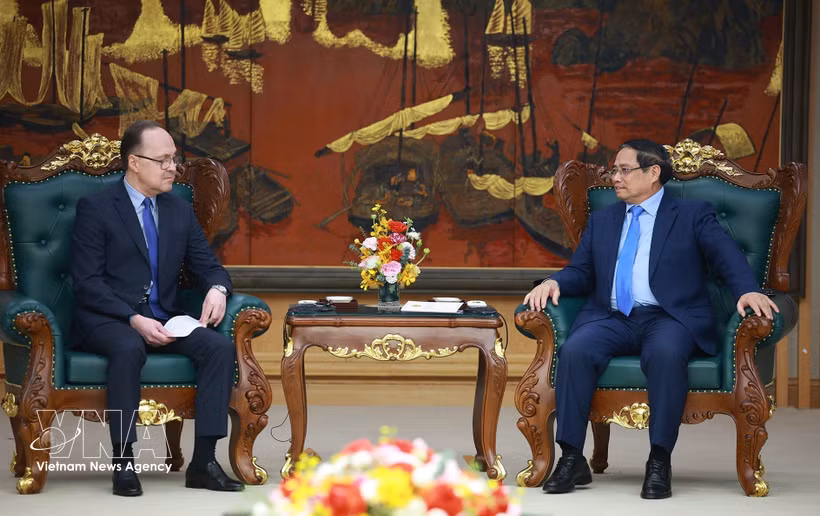 El primer ministro de Vietnam, Pham Minh Chinh, (derecha) recibe al embajador de Rusia en el país, Gennady Bezdetko. (Fuente: VNA)