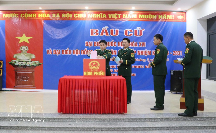 Votantes en la Estación de la Guardia Fronteriza de Dao San emiten sus votos en las elecciones de diputados a la XVI Legislatura de la Asamblea Nacional y a los Consejos Populares de todos los niveles para el período 2026-2031. (Foto: VNA)