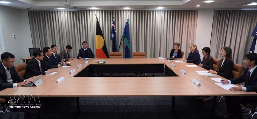 En la reunión de trabajo entre la delegación de la Academia Nacional de Política Ho Chi Minh y el Consejo Teórico Central de Vietnam con el Departamento de Asuntos Exteriores y Comercio de Australia (DFAT). Foto: VNA