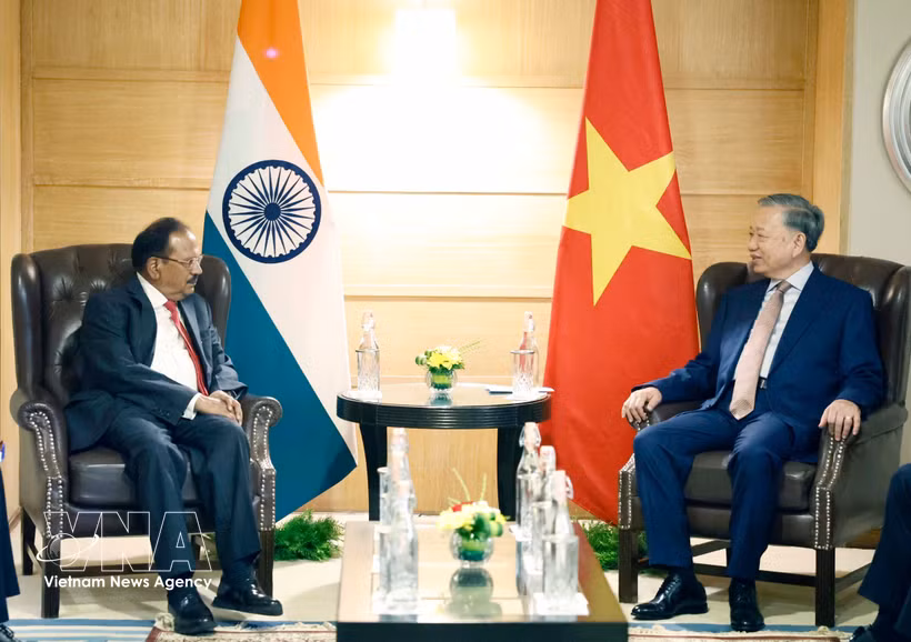 El secretario general del Comité Central del Partido Comunista de Vietnam y presidente del Estado, To Lam (derecha), recibe al asesor de Seguridad Nacional de la India, Ajit Doval. (Foto: VNA)