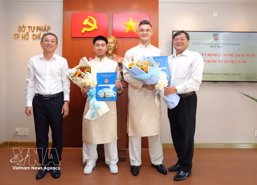 Dos futbolistas vietnamitas de origen extranjero, Ngo Dang Khoa y Le Giang Patrik, que actualmente juegan en el Club de Fútbol de la Policía de Ciudad Ho Chi Minh, recibieron la nacionalidad vietnamita. (Foto: VNA)
