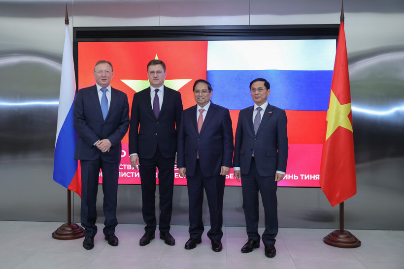 El primer ministro Pham Minh Chinh (segundo por la derecha), el viceprimer ministro ruso Alexander Novak (segundo por la izquierda), el viceprimer ministro vietnamita Bui Thanh Son (extremo derecho) y un líder de Zarubezhneft. (Foto: baochinhphu.vn)
