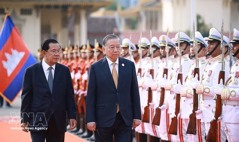Por autorización de Su Majestad el Rey Norodom Sihamoni, el presidente del Partido Popular de Camboya y presidente del Senado de Camboya, Hun Sen, presidió en la mañana del 6 de febrero de 2026 en Phnom Penh la ceremonia oficial de bienvenida al secretario general del Partido Comunista de Vietnam, To Lam, con motivo de su visita de Estado al Camboya. (Fuente: VNA)