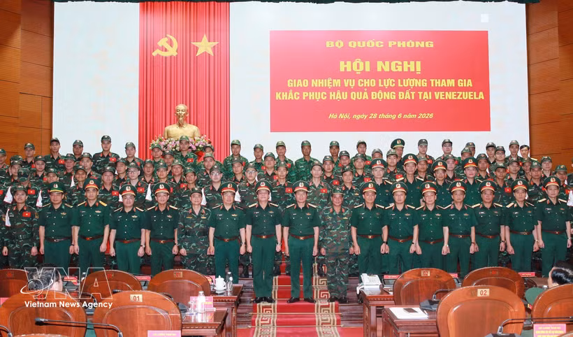 El general Nguyen Tan Cuong, miembro del Comité Central del Partido, Jefe del Estado Mayor General del Ejército Popular de Vietnam, viceministro de Defensa, junto con los oficiales y militares que parten hacia Venezuela para cumplir su misión. (Foto: VNA)