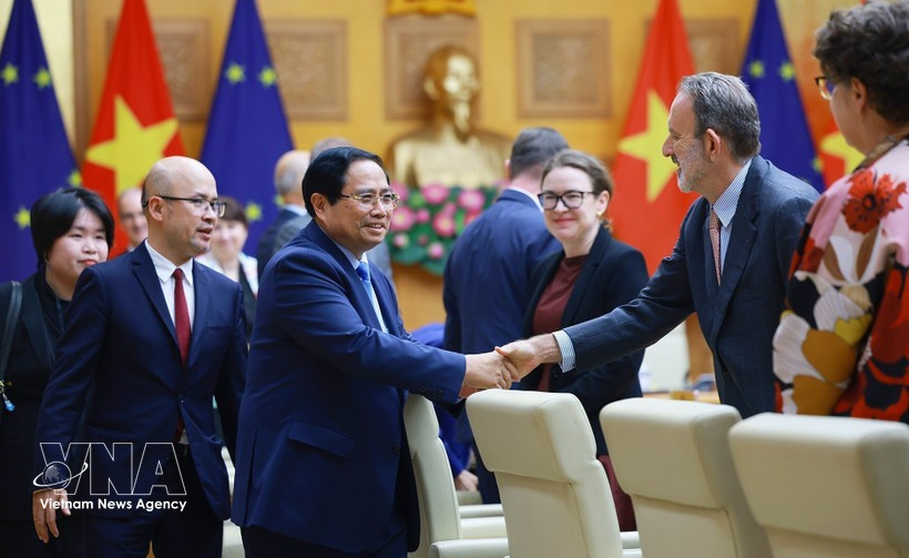 El primer ministro Pham Minh Chinh se reúne con 20 embajadores y encargados de negocios de la Unión Europea (UE) y sus estados miembros en Hanoi el 5 de marzo. (Foto: VNA)