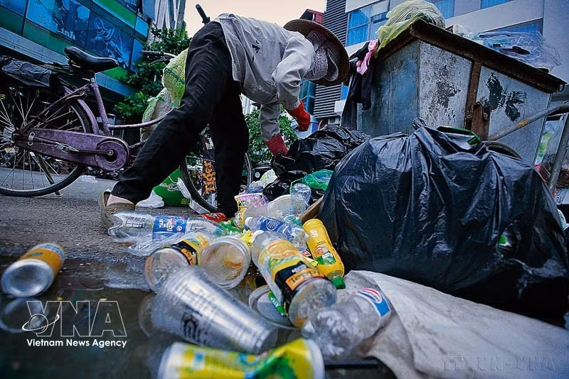 Los residuos plásticos se han convertido en un gran desafío para las comunidades y las sociedades, y Vietnam no es una excepción. (Foto: VNA)