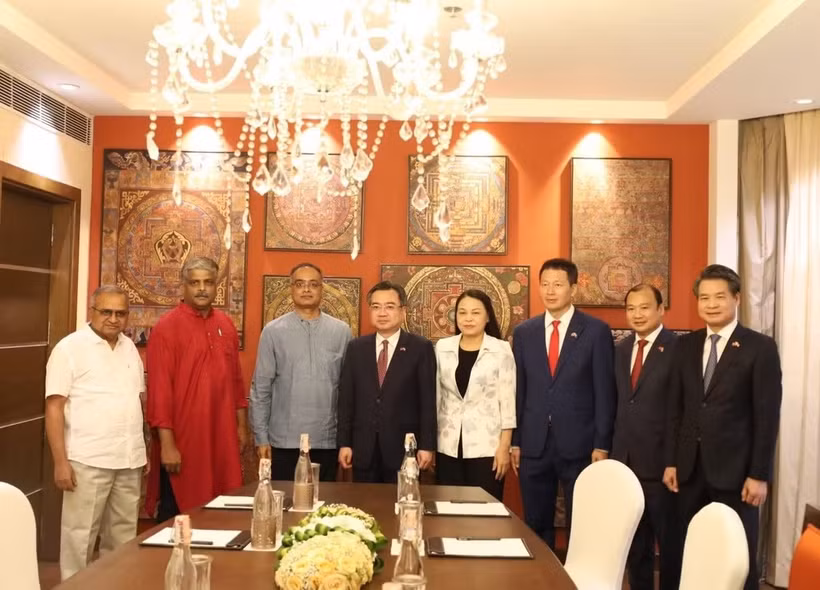 El miembro del Buró Político, secretario del Comité Central del Partido Comunista de Vietnam (PCV) y jefe de la Comisión de Políticas y Estrategias, Nguyen Thanh Nghi, el secretario general del Partido Comunista de la India (PCI), Doraisamy Raja, y otros funcionarios en la reunión celebrada en Nueva Delhi el 7 de mayo. (Foto: nhandan.vn)