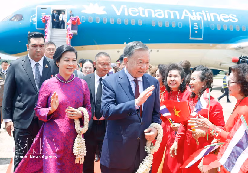 El secretario general del Partido Comunista de Vietnam y presidente del país, To Lam, acompañado por su esposa y una delegación de alto nivel, llega al aeropuerto internacional de Udon Thani. (Fuente: VNA)