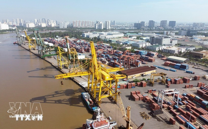 Operaciones de manipulación de contenedores en el puerto de Tan Thuan - Empresa del puerto Saigon. (Foto: VNA)