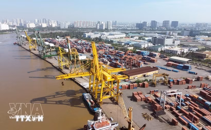 Operaciones de manipulación de contenedores en el puerto de Tan Thuan - Empresa del puerto Saigon. (Foto: VNA)