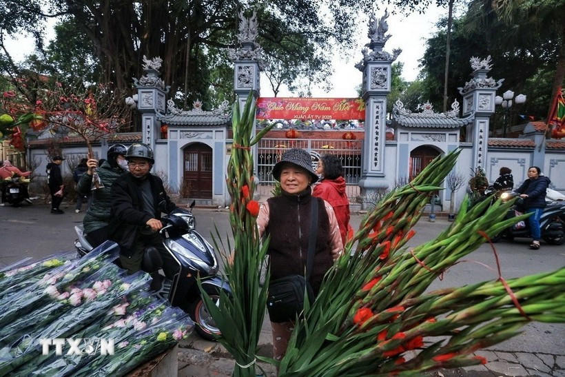 Los residentes de Hanoi van de compras para el Tet (Foto: VNA)