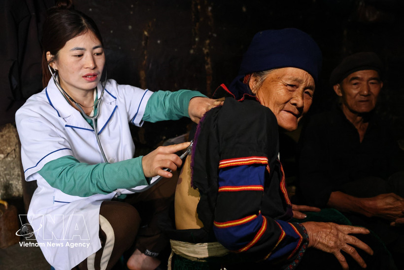 Una trabajadora de la salud brinda atención médica domiciliaria a residentes pertenecientes a minorías étnicas. (Foto: VNA)