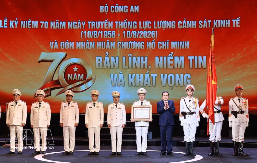 El presidente de la Asamblea Nacional, Tran Thanh Man, entrega la Orden Ho Chi Minh a la fuerza de Policía Económica. Foto: VNA