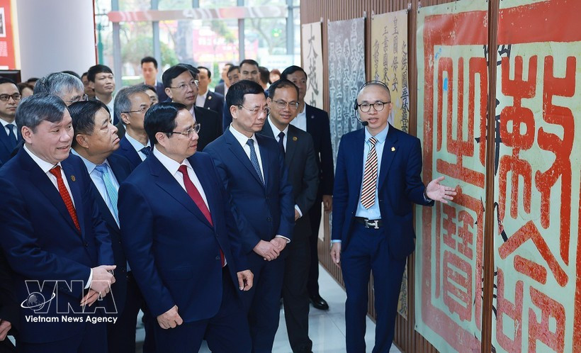 El primer ministro Pham Minh Chinh visita la exposición sobre Han Nom (escritura clásica china y vietnamita) en la Academia de Ciencias Sociales de Vietnam. (Foto: VNA)