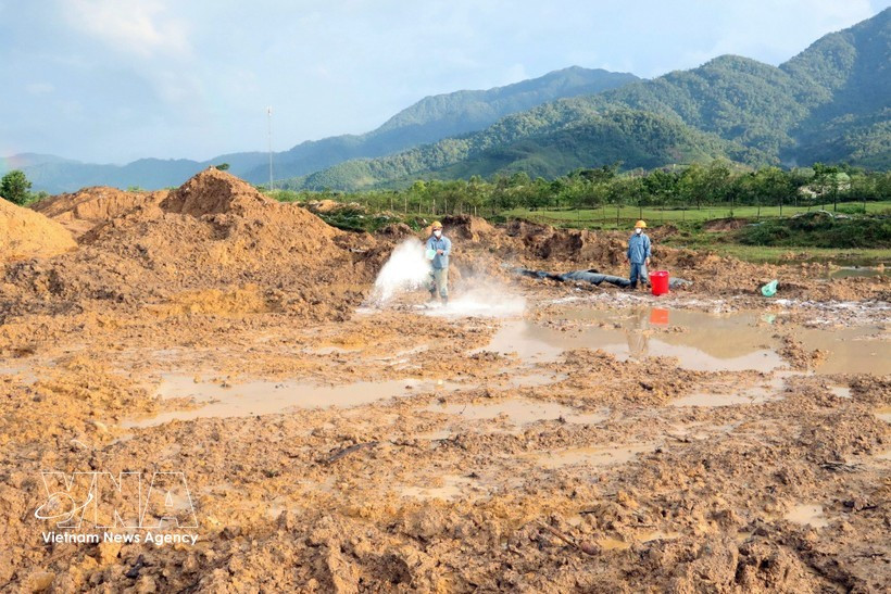 Tratamiento de tierras contaminadas con dioxinas en el aeropuerto A So (Foto: VNA)