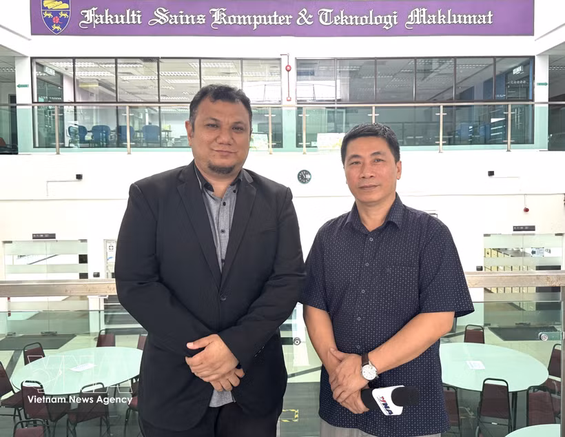El Dr. Saaidal Razalli Bin Azzuhri, (izquierda), profesor asociado y vicedecano de la Facultad de Ciencias de la Computación y Tecnologías de la Información de la Universidad de Malaya en la entrevista con la Agencia Vietnamita de Noticias. (Fuente: VNA)