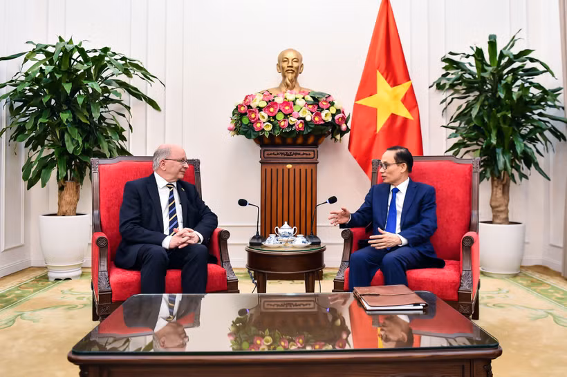 El ministro de Relaciones Exteriores de Vietnam, Le Hoai Trung, recibe al secretario de Estado del Ministerio de Asuntos Exteriores de Suecia, Dag Hartelius. (Foto: Cancillería de Vietnam)