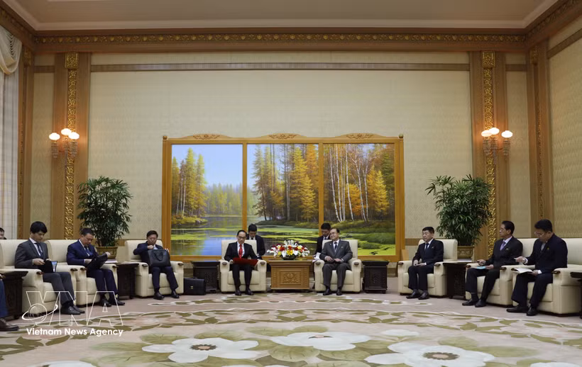 El miembro del Buró Político y ministro de Relaciones Exteriores, Le Hoai Trung, sostuvo hoy un encuentro con Jo Yong Won, presidente del Comité Permanente de la Asamblea Popular Suprema y titular de ese órgano legislativo de la República Popular Democrática de Corea (RPDC). (Fuente: VNA)