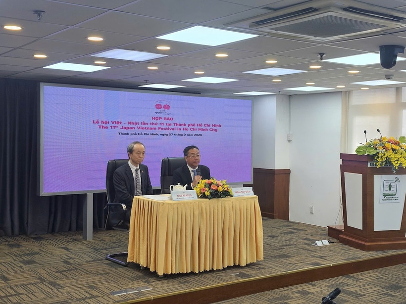 Pham Dut Diem (derecha), director del Departamento de Asuntos Exteriores de Ciudad Ho Chi Minh, y Ono Masuo, Cónsul General de Japón en Ciudad Ho Chi Minh, en una conferencia de prensa. (Foto: https://tcdulichtphcm.vn/)