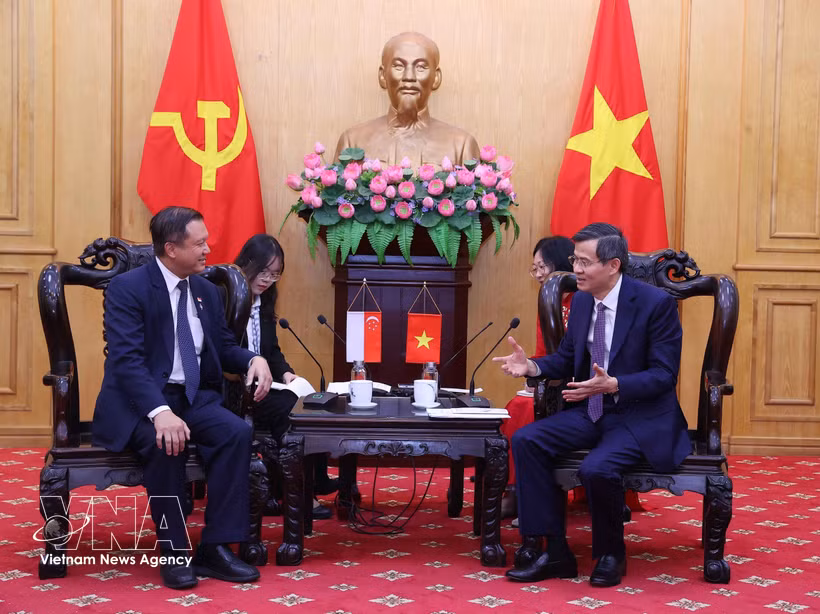 El miembro del Buró Político y presidente de la Academia Nacional de Política Ho Chi Minh (HCMA), Doan Minh Huan, y Lee Hong Chuang, miembro del Parlamento por el Partido de Acción Popular de Singapur, durante su reunión en Hanoi el 9 de junio. (Foto: VNA)