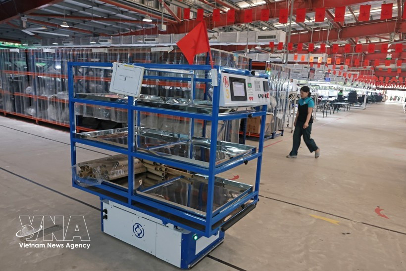 Los robots transportan automáticamente materiales del almacén a la línea de producción de Maxport Limited Vietnam (Foto: VNA)