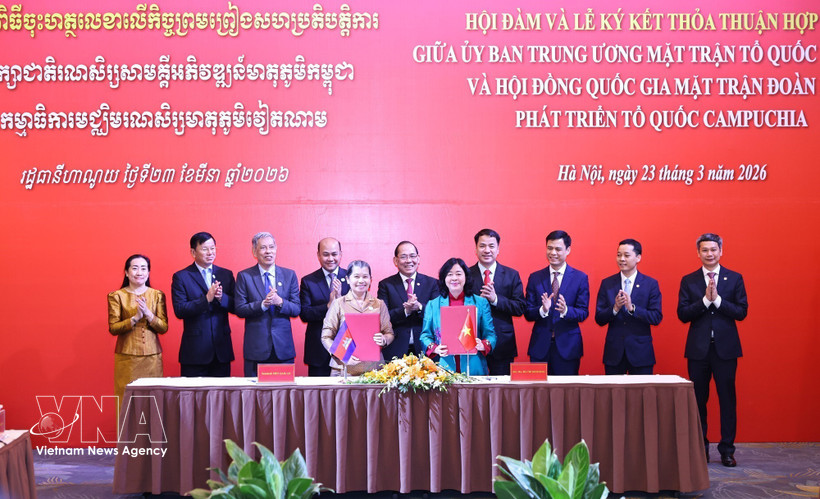 La presidenta del Comité Central del Frente de la Patria de Vietnam, Bui Thi Minh Hoai, y la vicepresidenta del Partido Popular de Camboya y titular del Consejo Nacional del Frente de Solidaridad para el Desarrollo de la Patria de ese país,presidenta del Comité Central del Frente de la Patria de Vietnam, y Men Sam An, vicepresidenta del Partido Popular de Camboya y titular del Consejo Nacional del Frente de Solidaridad para el Desarrollo de la Patria de ese país, Men Sam An, firman un Acuerdo de Cooperación entre ambas organizaciones para el período 2026 – 2031. (Foto: VNA)